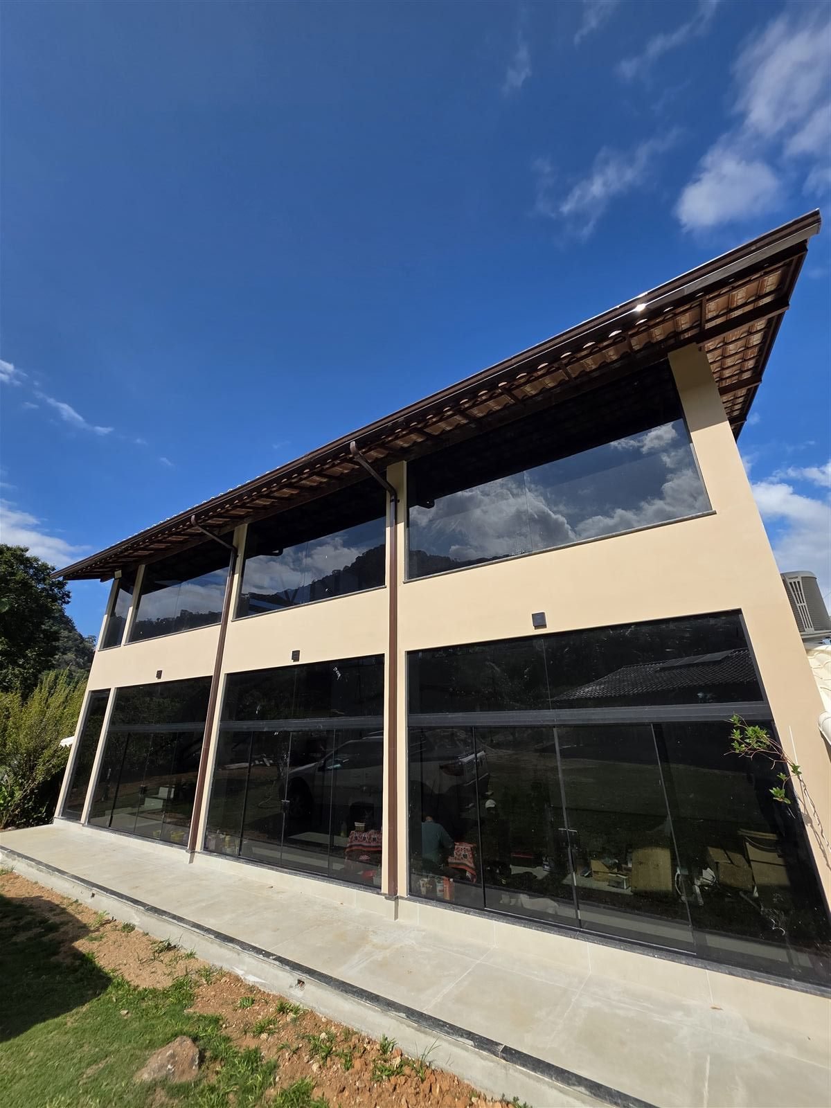 Fachada em alumínio e pedra