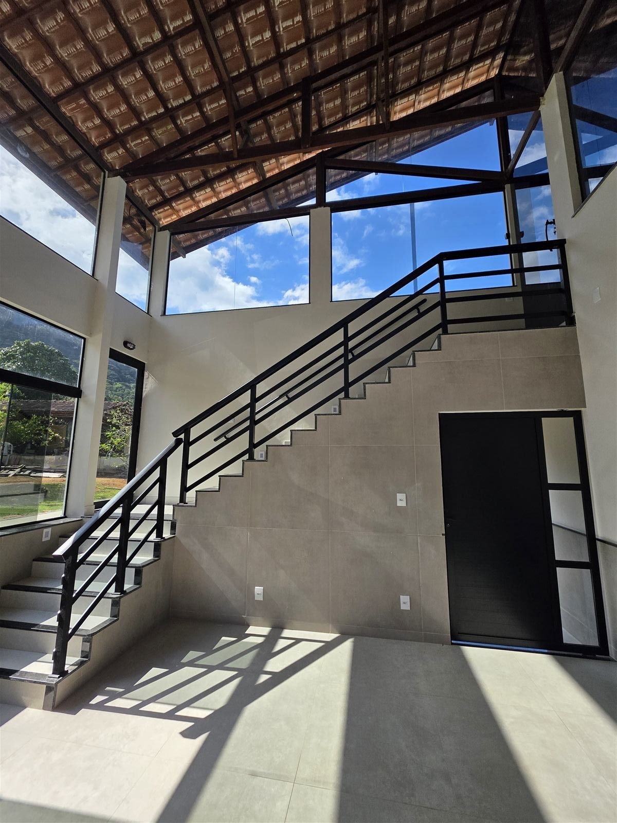 Fachada moderna com revestimento metálico