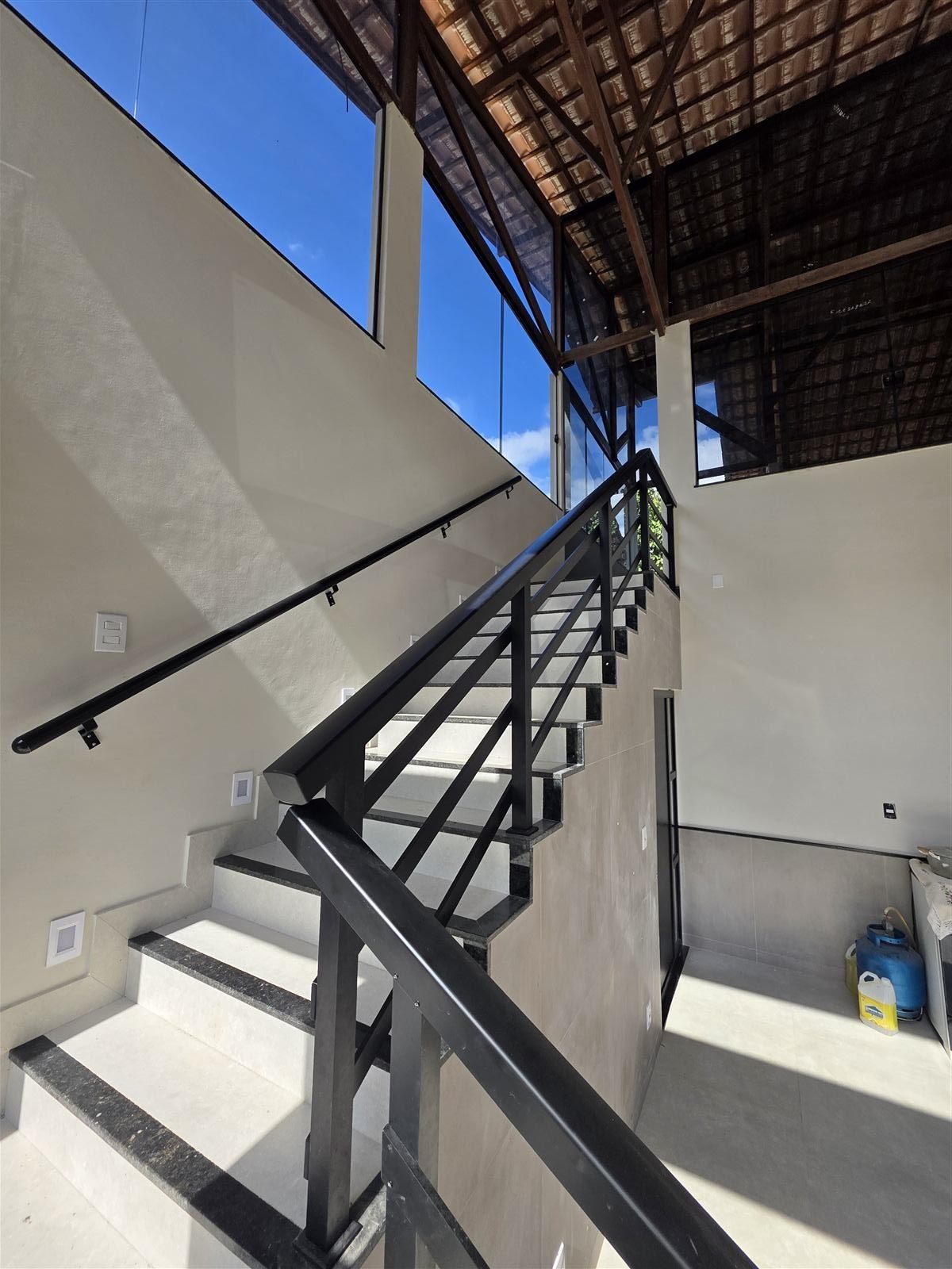 Casa moderna com esquadrias de alumínio