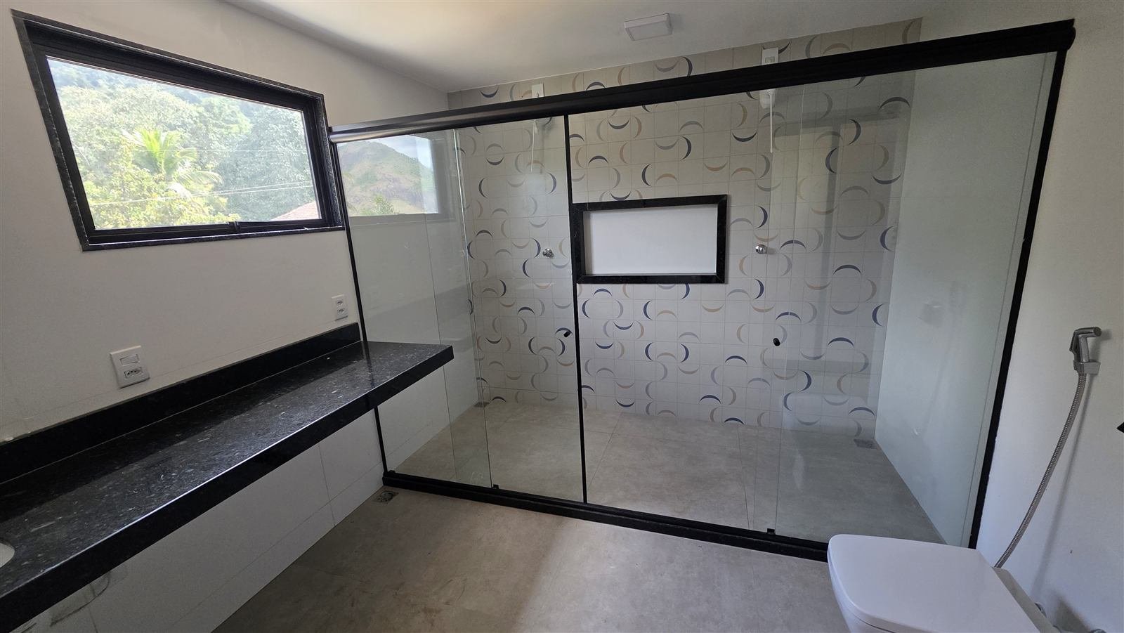 Arquitetura moderna em vidro e alumínio