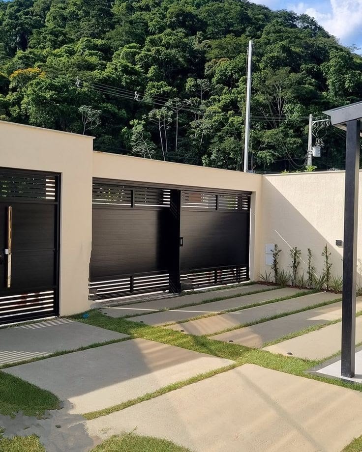Portão de alumínio em residência moderna